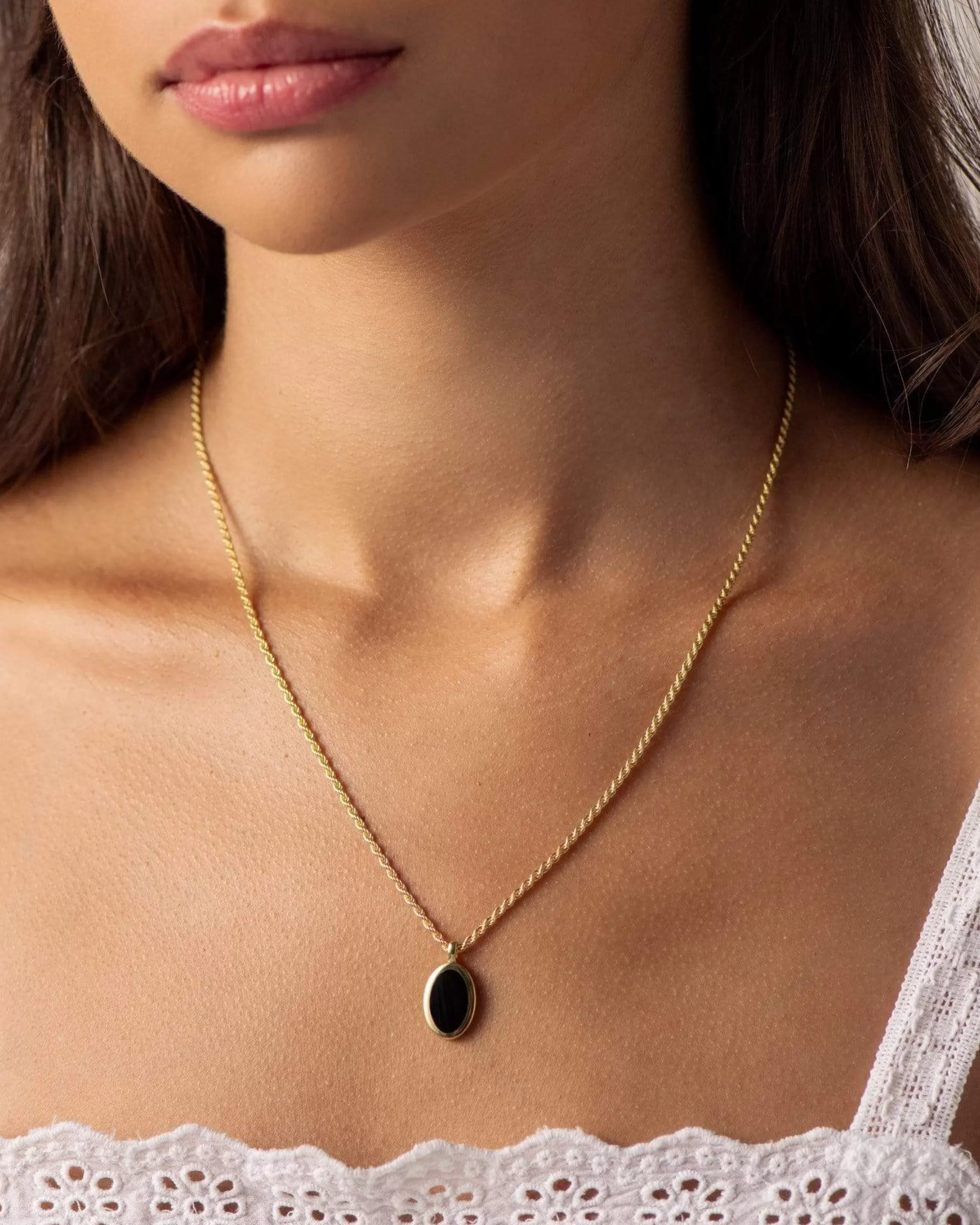 Shop BRUNA The Label Como Onyx Necklace Or vermeil 18ct et pierres