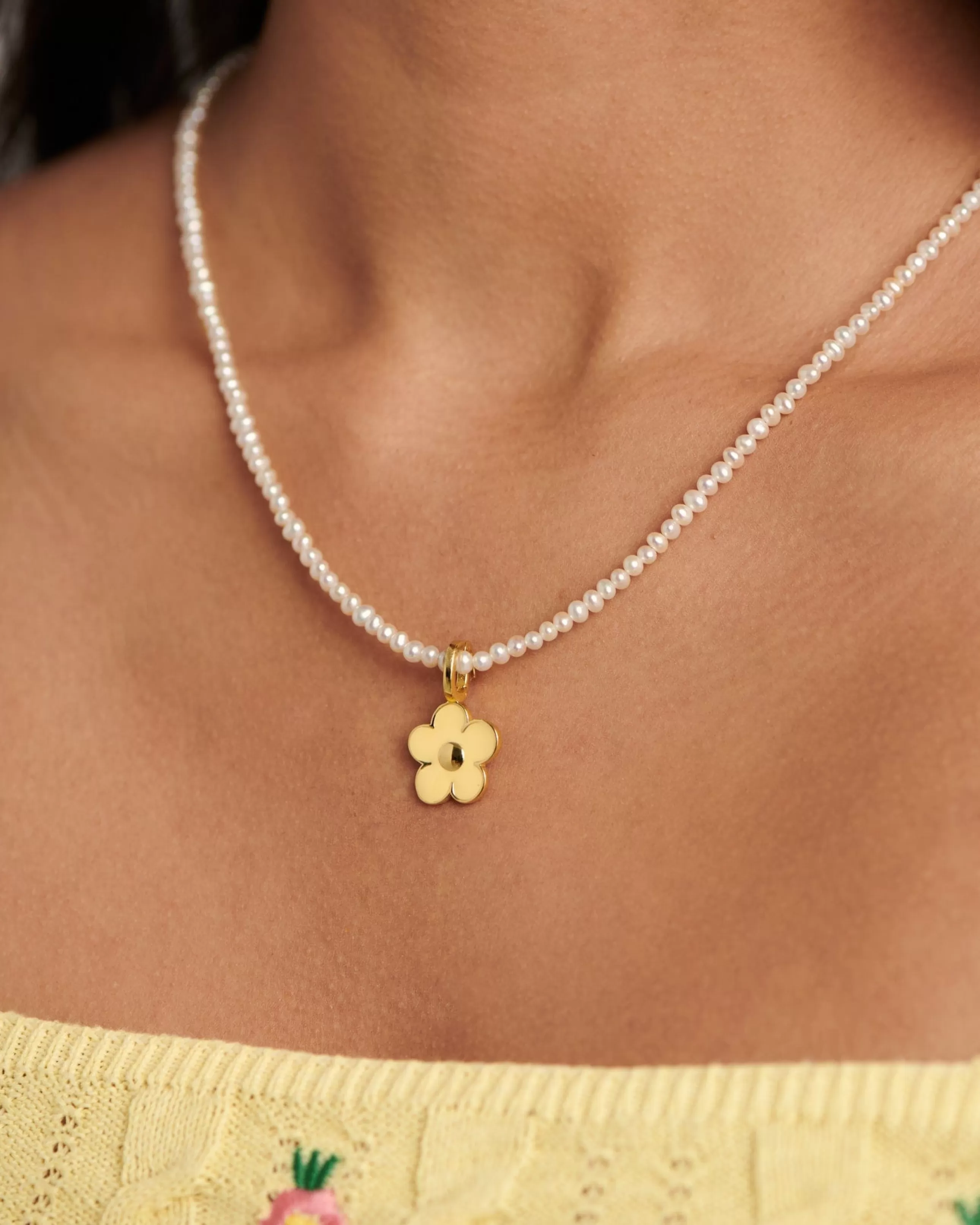 Shop BRUNA The Label Fleur Charm Buttermilk Or vermeil 18ct et émail