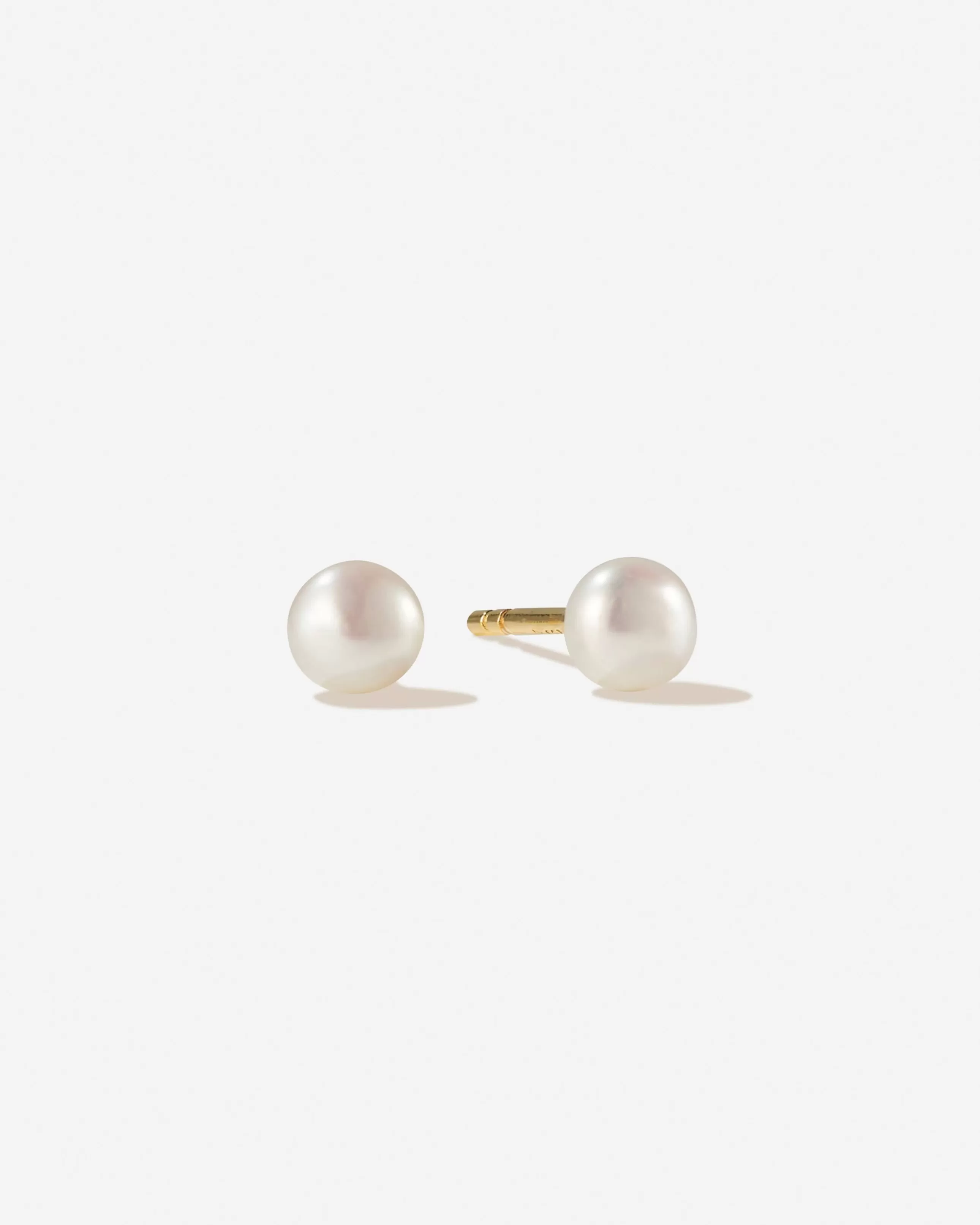 Shop BRUNA The Label Tahiti 14k Gold Studs Or jaune 14ct et perles